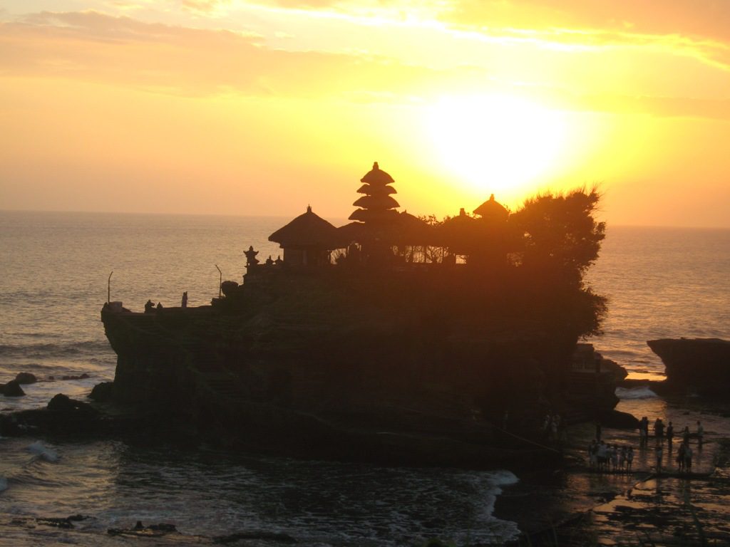Hoàng hôn đền Tanalot, Bali