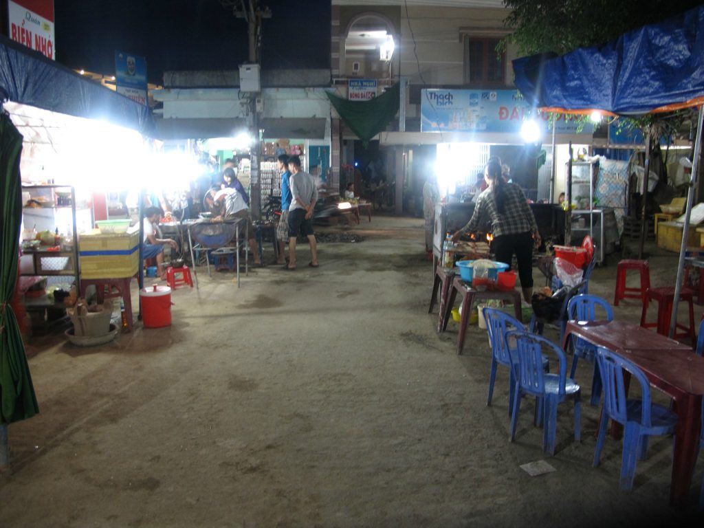 Hải sản nướng cạnh khách sạn Lý Sơn