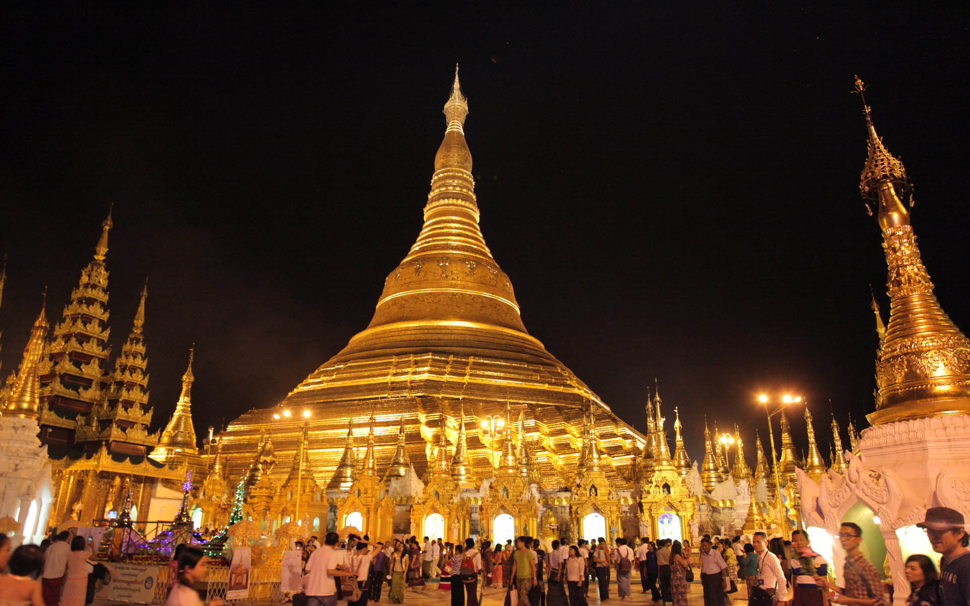 Chùa Shwedagon vào buổi tối