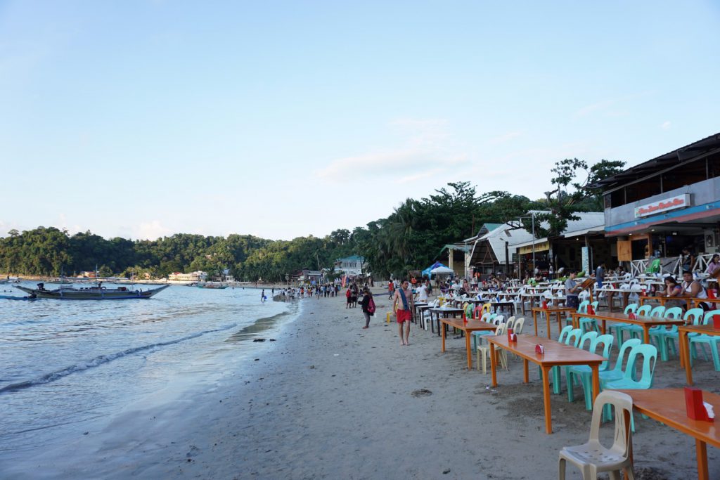 Dãy hàng quán dọc bãi biển thị trấn El Nido