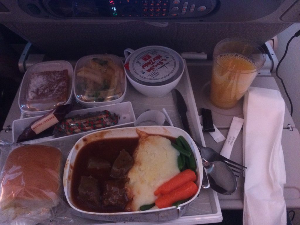 Du lịch bụi UK - Bữa ăn phục vụ trên máy bay hãng Emirates